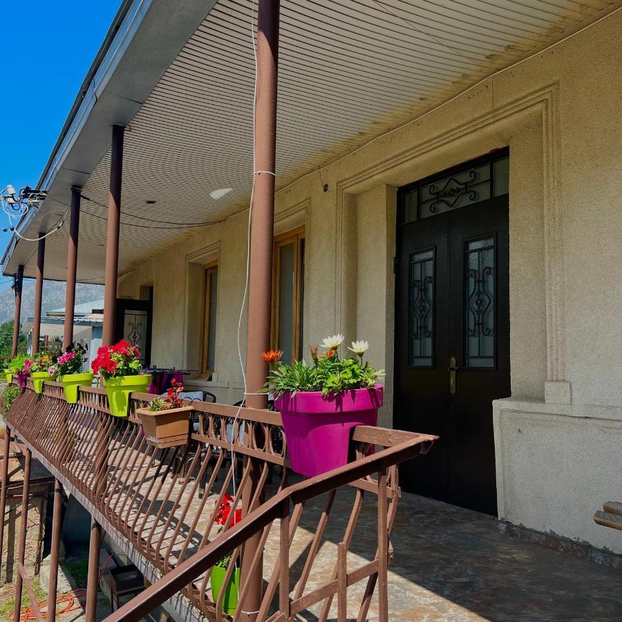 Guesthouse Kostava 72カズベギ エクステリア 写真